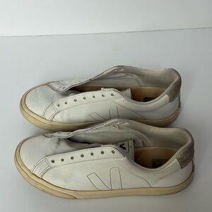 Used White Veja Sneakers - US 7